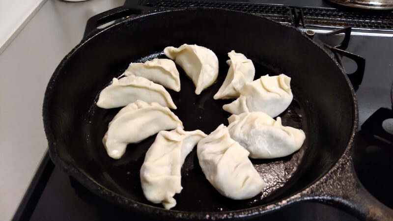 ロッジ スキレットで皮から手作りした餃子を焼き上げるとカリカリ モチモチ ジューシー 32年までにfireする夫婦のブログ